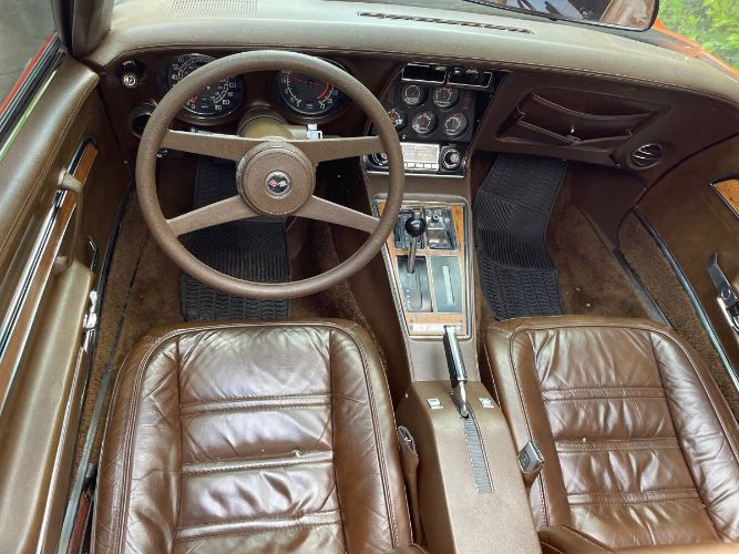 Chevrolet-Corvette-1976-Orange-2