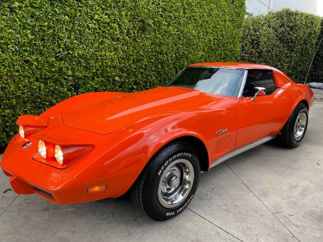 Chevrolet-Corvette-1976-Orange