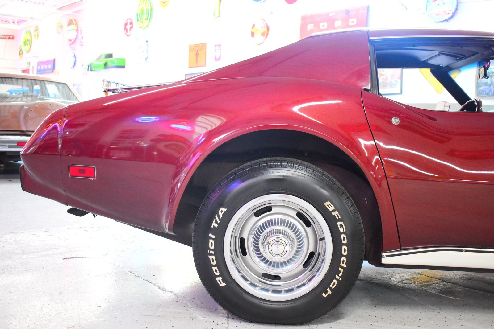 Chevrolet-Corvette-1976-Other-7
