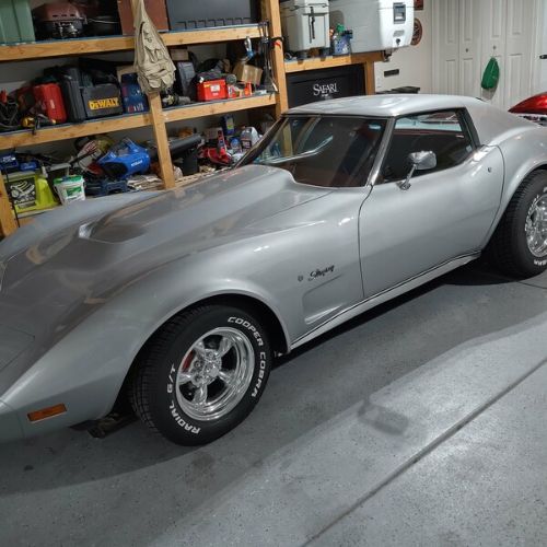 Chevrolet-Corvette-1976-Silver-Red