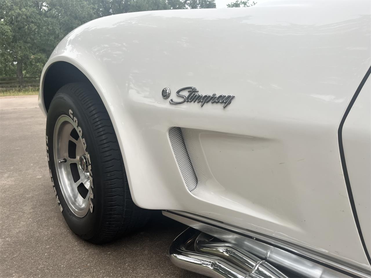 Chevrolet-Corvette-1976-White-Brown-12