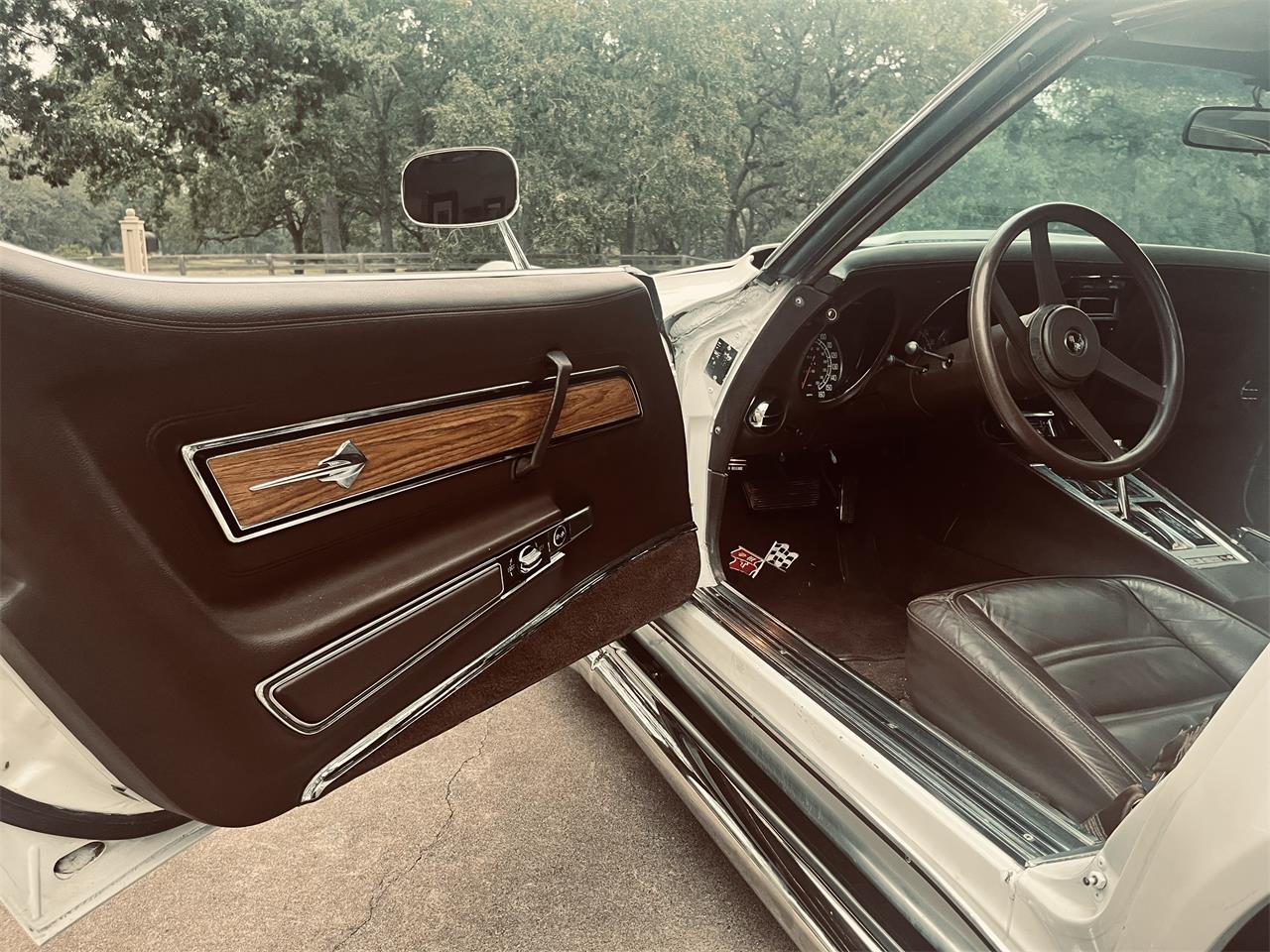 Chevrolet-Corvette-1976-White-Brown-15