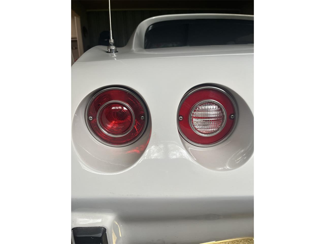Chevrolet-Corvette-1976-White-Brown-2