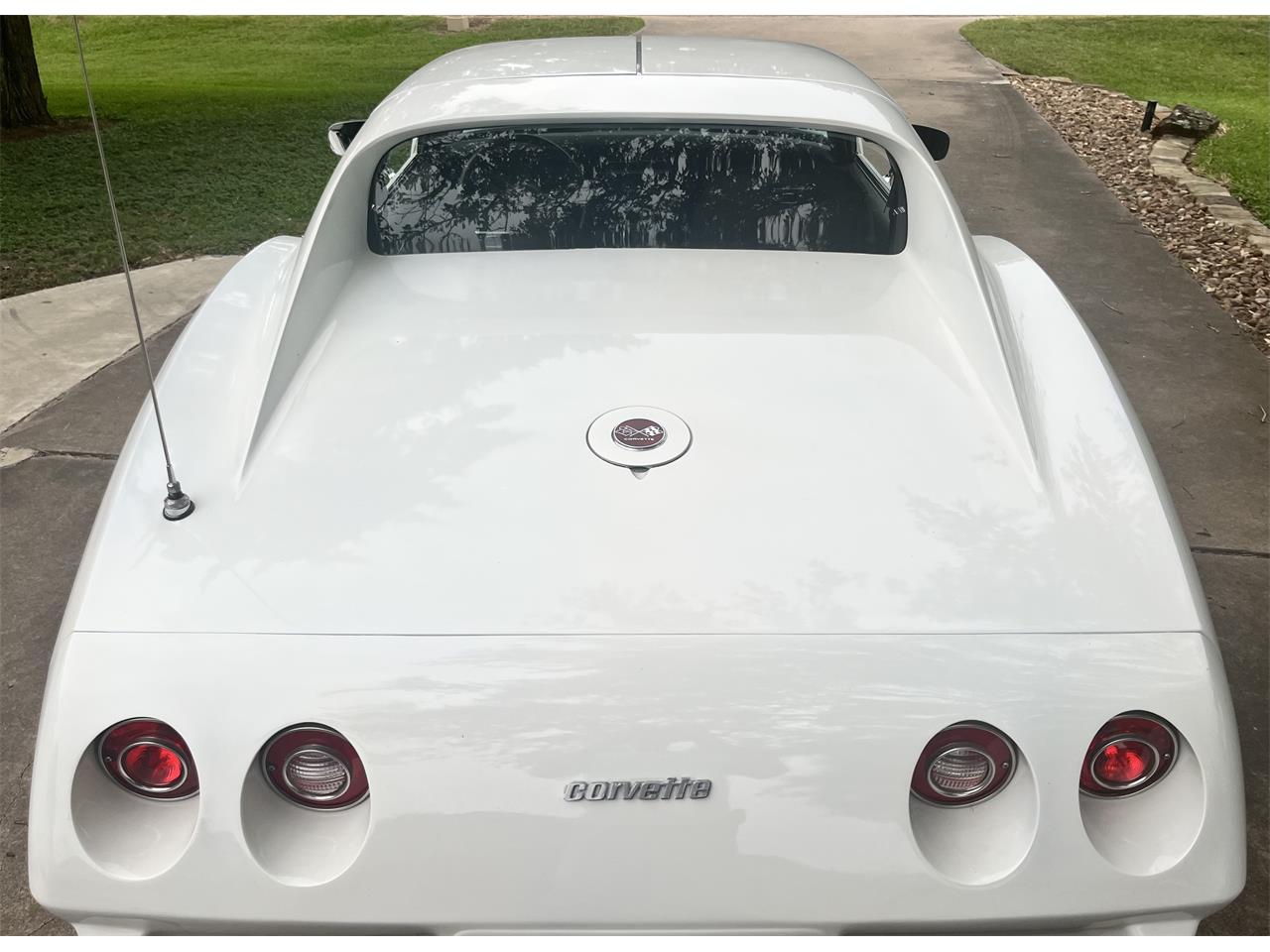 Chevrolet-Corvette-1976-White-Brown-6