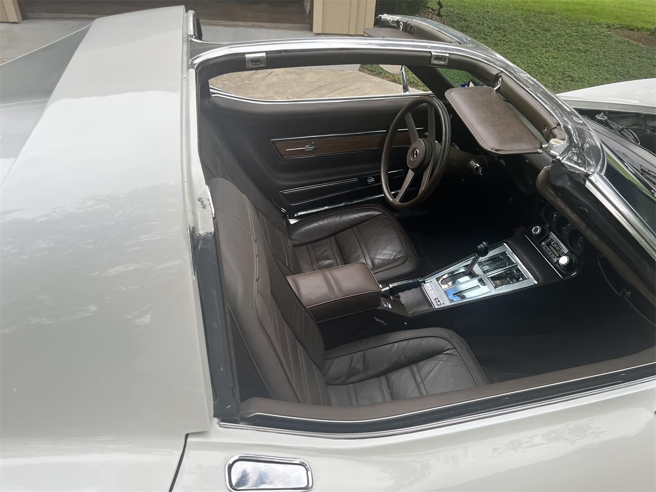 Chevrolet-Corvette-1976-White-Brown-9