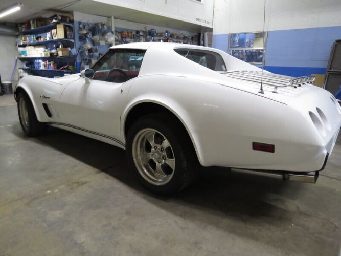 Chevrolet-Corvette-1976-White-Red-10