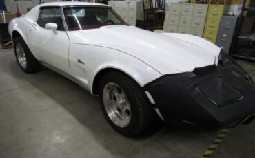 Chevrolet-Corvette-1976-White-Red-13