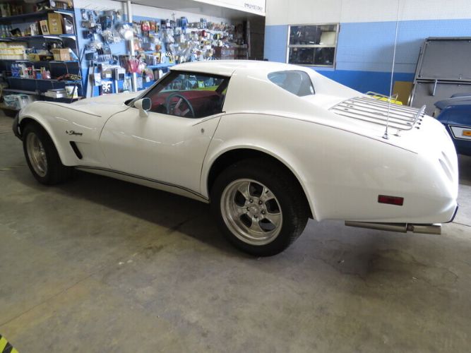 Chevrolet-Corvette-1976-White-Red-14