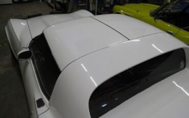 Chevrolet-Corvette-1976-White-Red-2