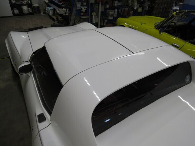 Chevrolet-Corvette-1976-White-Red-2