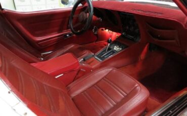 Chevrolet-Corvette-1976-White-Red-3