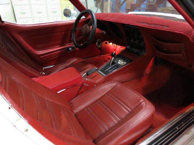 Chevrolet-Corvette-1976-White-Red-3