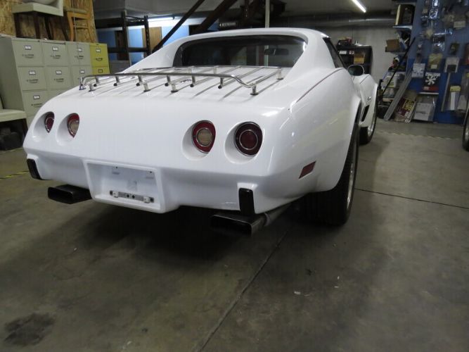 Chevrolet-Corvette-1976-White-Red-5