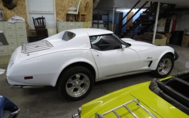 Chevrolet-Corvette-1976-White-Red-6