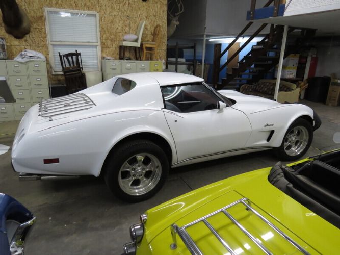 Chevrolet-Corvette-1976-White-Red-6