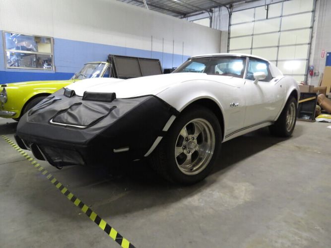 Chevrolet-Corvette-1976-White-Red-7