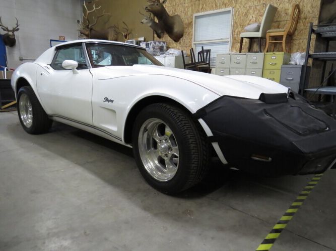 Chevrolet-Corvette-1976-White-Red-8