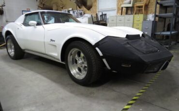 Chevrolet-Corvette-1976-White-Red-9