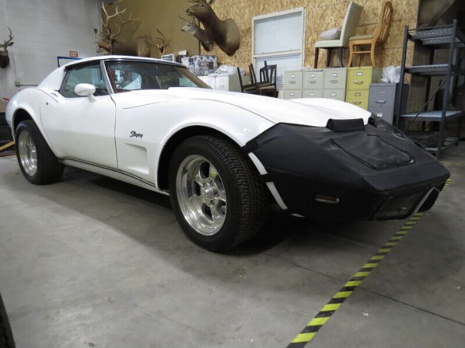 Chevrolet-Corvette-1976-White-Red-9
