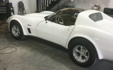 Chevrolet-Corvette-1976-White-Tan-1