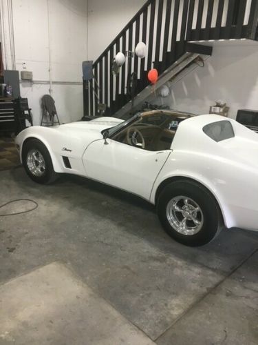 Chevrolet-Corvette-1976-White-Tan-1