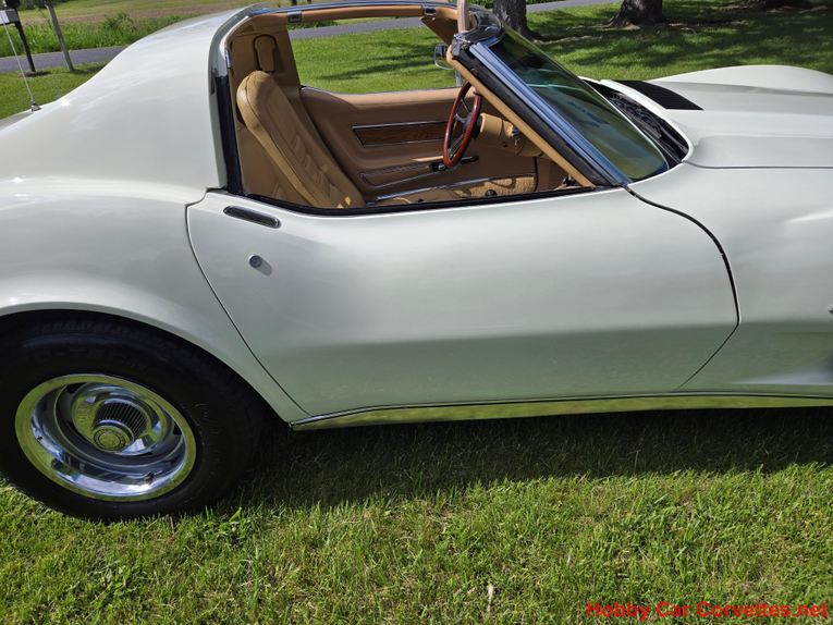 Chevrolet-Corvette-1976-White-Tan-11