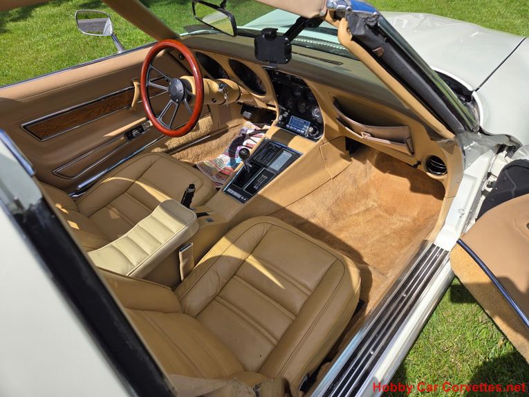 Chevrolet-Corvette-1976-White-Tan-16
