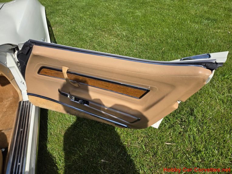 Chevrolet-Corvette-1976-White-Tan-17