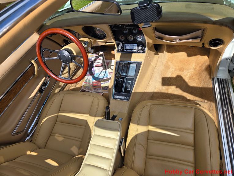 Chevrolet-Corvette-1976-White-Tan-18