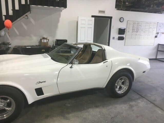 Chevrolet-Corvette-1976-White-Tan-2