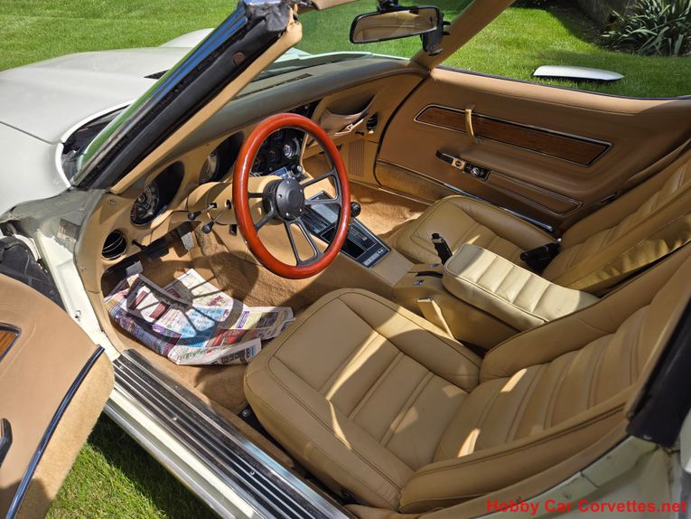 Chevrolet-Corvette-1976-White-Tan-22