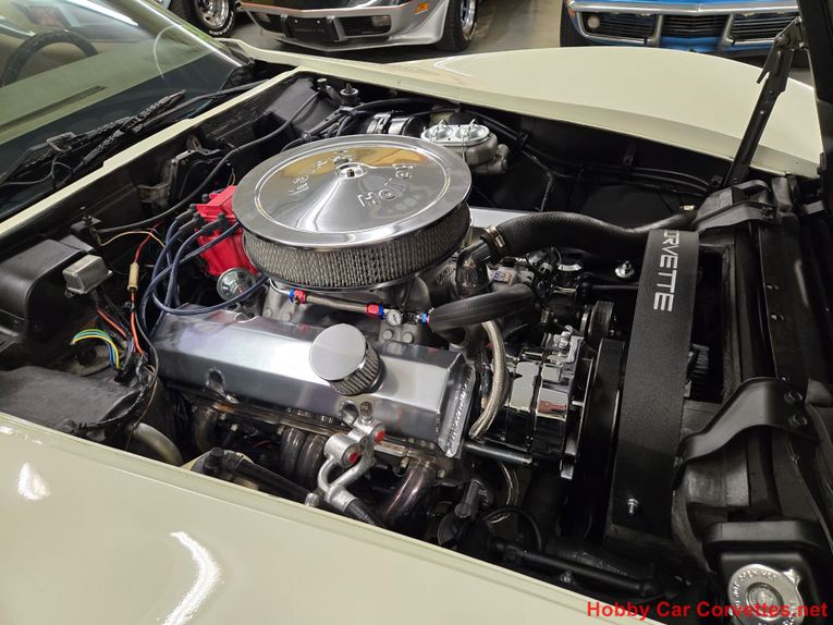 Chevrolet-Corvette-1976-White-Tan-32