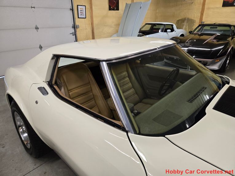 Chevrolet-Corvette-1976-White-Tan-35