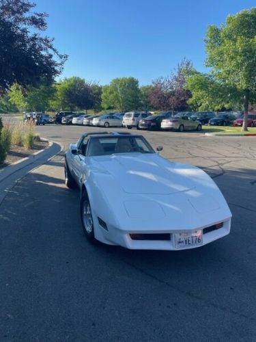 Chevrolet-Corvette-1976-White-Tan-4