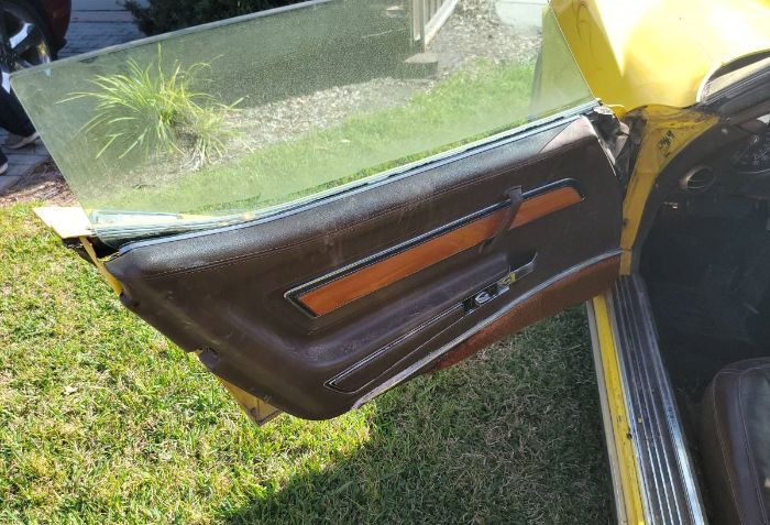 Chevrolet-Corvette-1976-Yellow-3