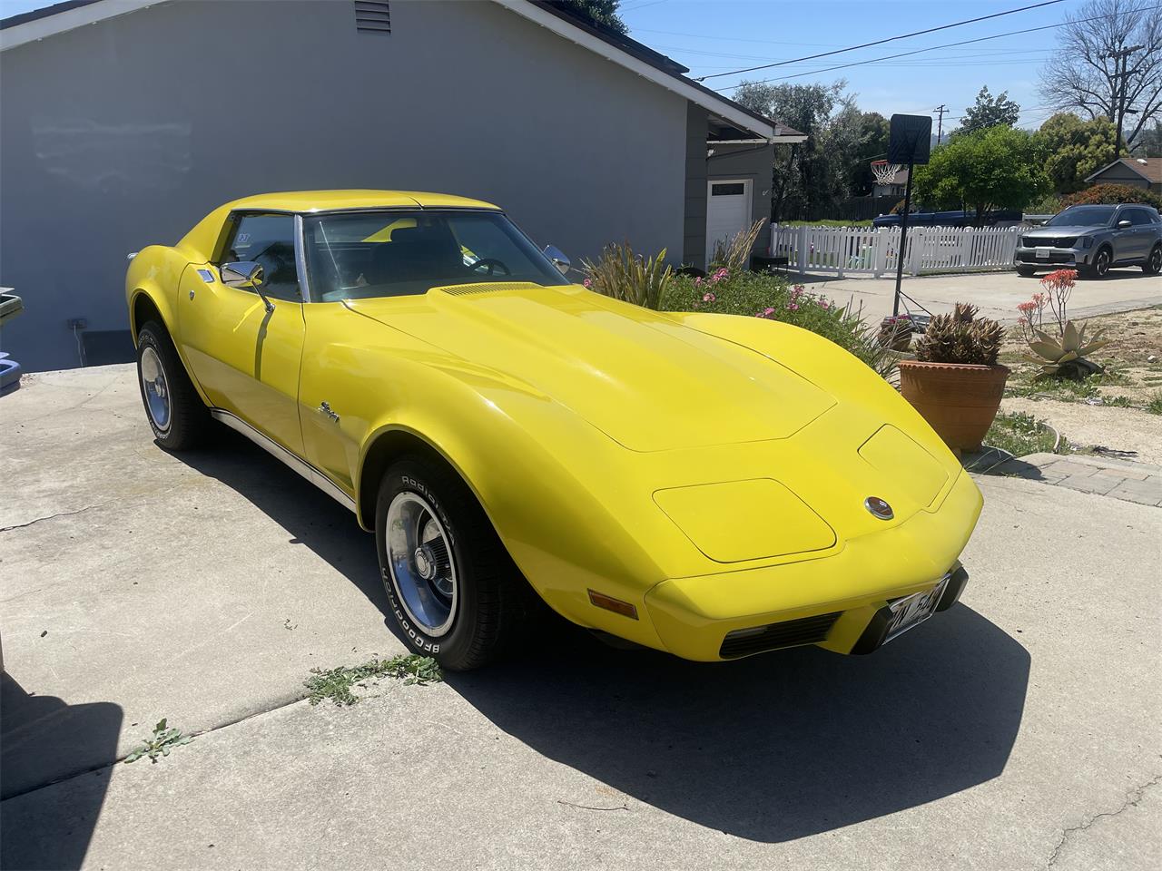 Chevrolet-Corvette-1976-Yellow-Black-1