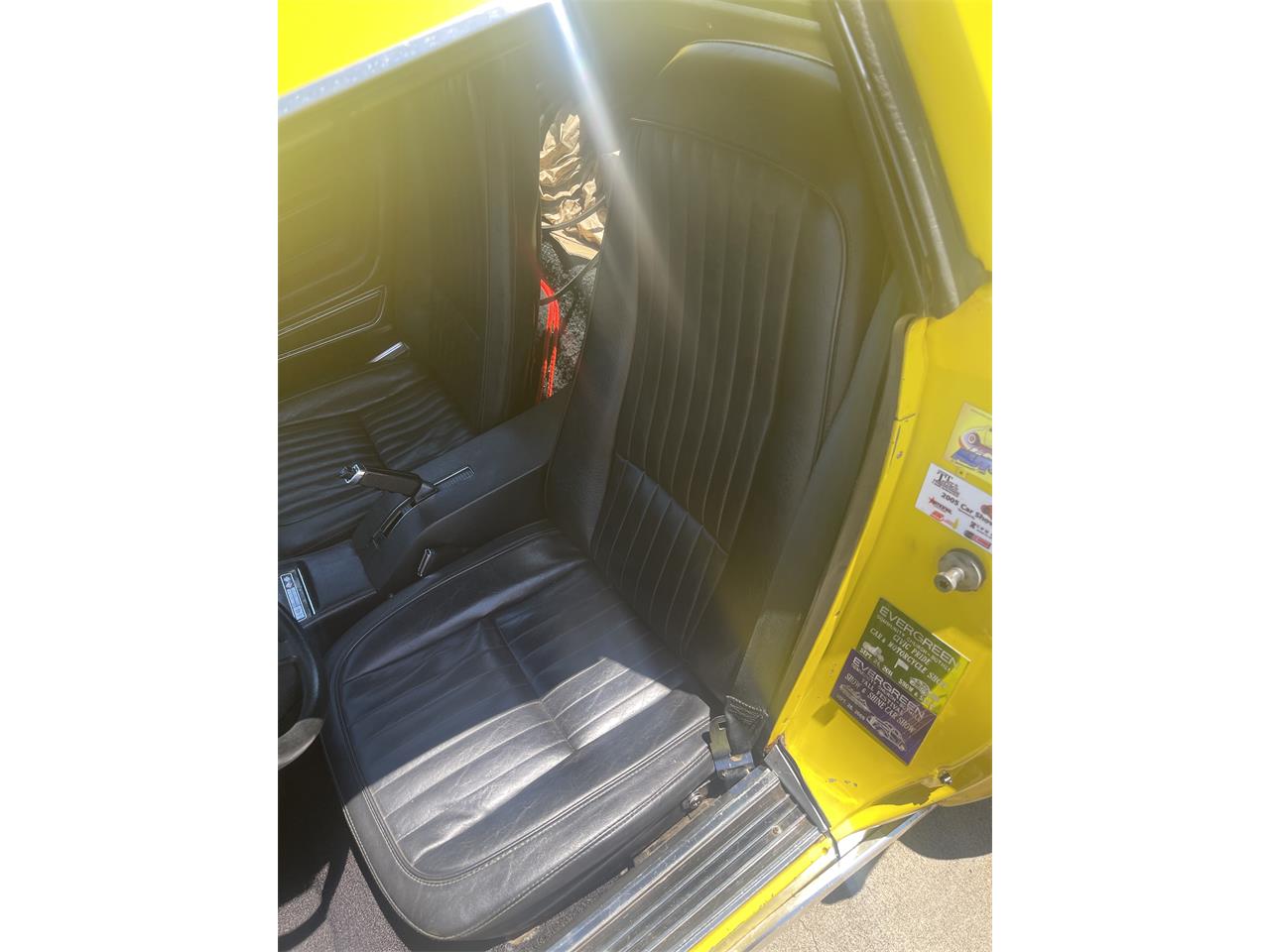 Chevrolet-Corvette-1976-Yellow-Black-12