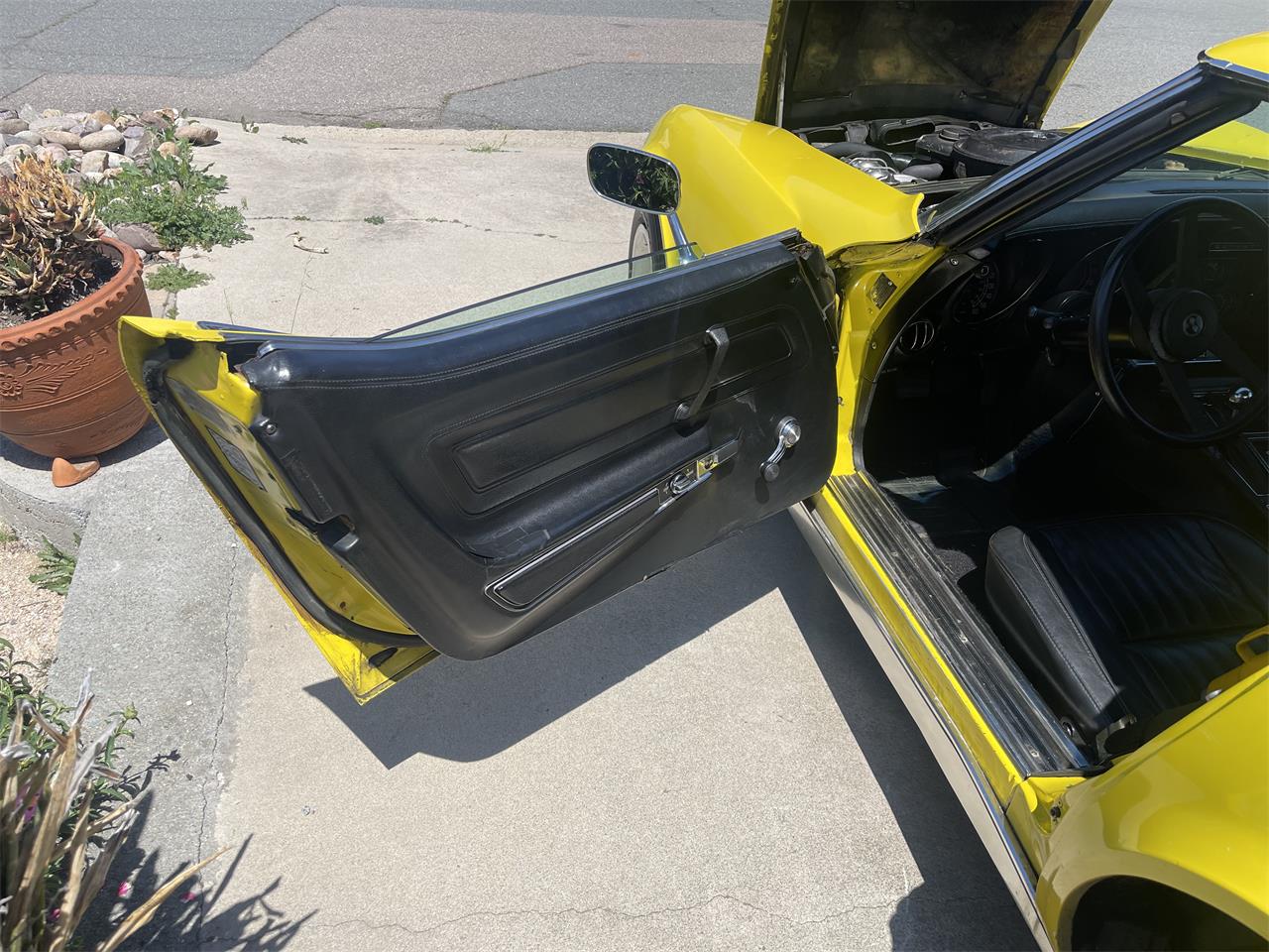 Chevrolet-Corvette-1976-Yellow-Black-2