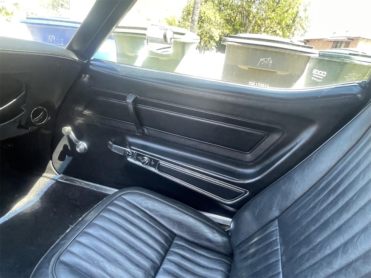 Chevrolet-Corvette-1976-Yellow-Black-5