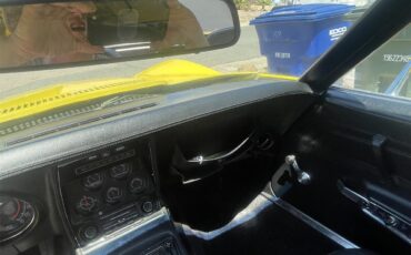 Chevrolet-Corvette-1976-Yellow-Black-7