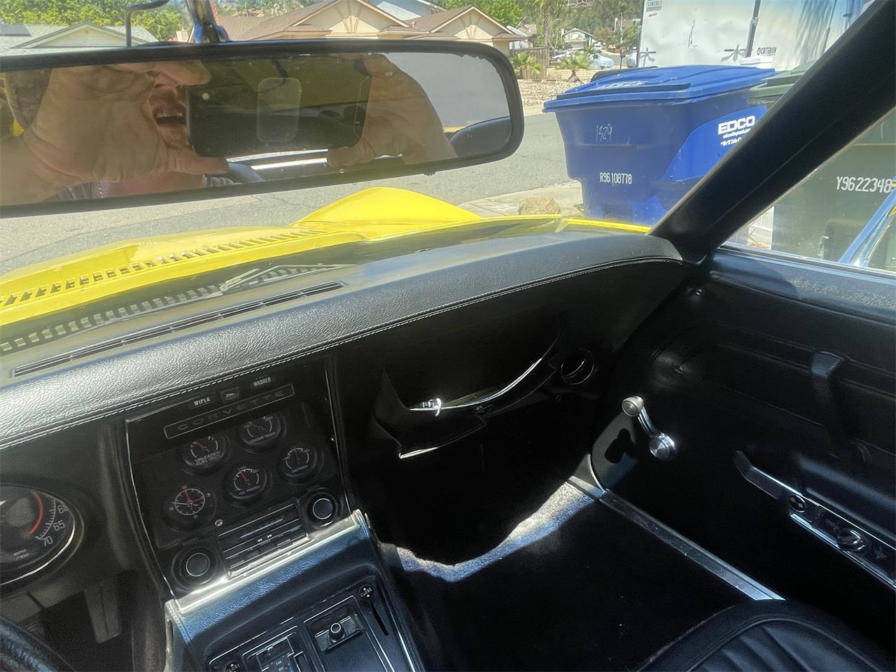 Chevrolet-Corvette-1976-Yellow-Black-7