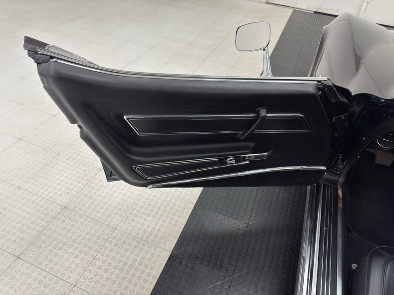 Chevrolet-Corvette-1977-Black-Black-30