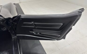 Chevrolet-Corvette-1977-Black-Black-31