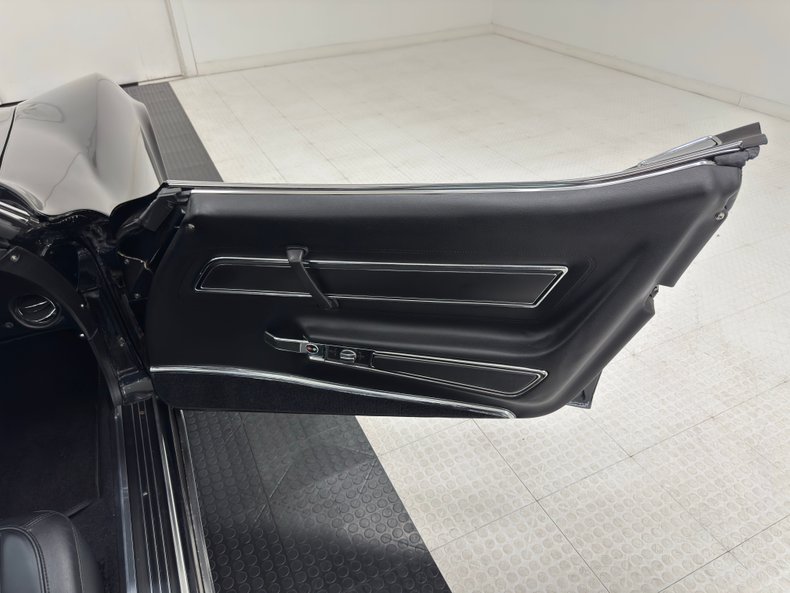 Chevrolet-Corvette-1977-Black-Black-31