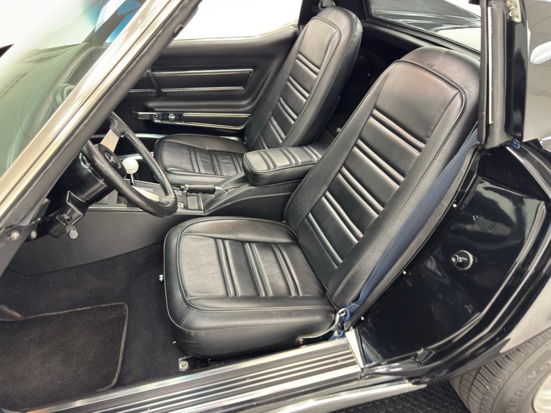 Chevrolet-Corvette-1977-Black-Black-32