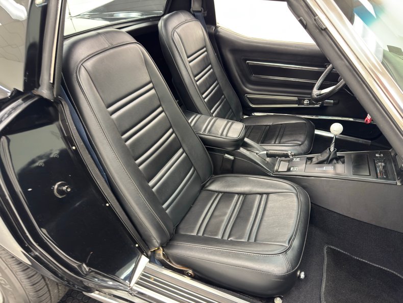 Chevrolet-Corvette-1977-Black-Black-37