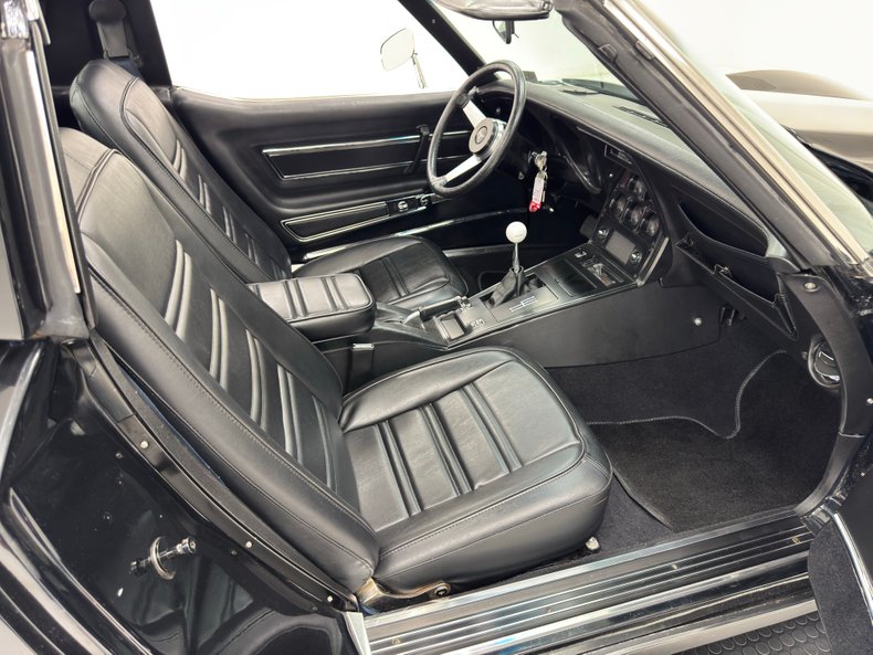 Chevrolet-Corvette-1977-Black-Black-38
