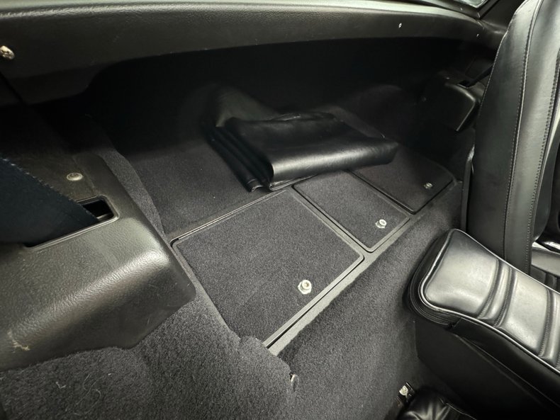 Chevrolet-Corvette-1977-Black-Black-39