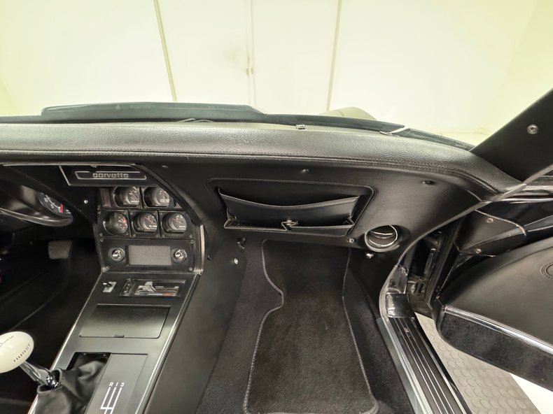 Chevrolet-Corvette-1977-Black-Black-44