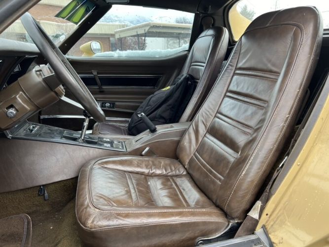 Chevrolet-Corvette-1977-Cream-Brown-leather-10